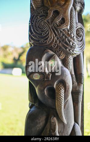 Das Zeremoniehaus in Waitangi heißt Whare Rūnanga. Es ist ein bedeutendes Bauwerk, das sich innerhalb des Waitangi-Vertrags in Neuseeland befindet. Der Whare Rūnanga dient als Symbol der Partnerschaft und Einheit zwischen Māori und der britischen Krone. Das Whare Rūnanga ist ein traditionelles Māori-Versammlungshaus, erbaut im Stil eines geschnitzten Wharenui (großes Haus). Es wurde 1940 erbaut, um dem hundertjährigen Bestehen der Unterzeichnung des Vertrags von Waitangi zu gedenken Stockfoto