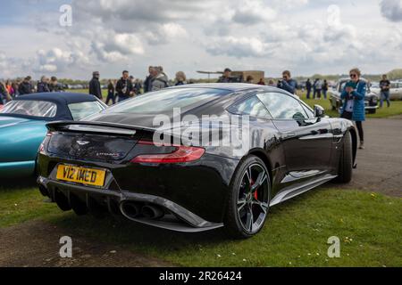 2019 Aston Martin Vanquish „V121 MED“ auf der April Scramble im Bicester Heritage Center am 23. April 2023. Stockfoto