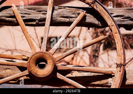 Nahaufnahme des alten Wagenrads; Gouldings Trading Post; Monument Valley; Utah: USA Stockfoto