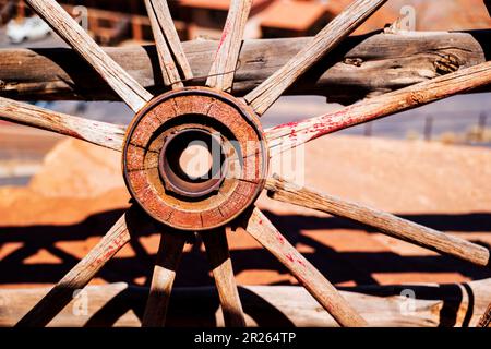 Nahaufnahme des alten Wagenrads; Gouldings Trading Post; Monument Valley; Utah: USA Stockfoto