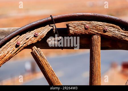 Nahaufnahme des alten Wagenrads; Gouldings Trading Post; Monument Valley; Utah: USA Stockfoto