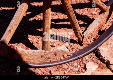 Nahaufnahme des alten Wagenrads; Gouldings Trading Post; Monument Valley; Utah: USA Stockfoto