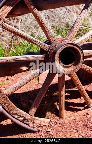 Nahaufnahme des alten Wagenrads; Gouldings Trading Post; Monument Valley; Utah: USA Stockfoto