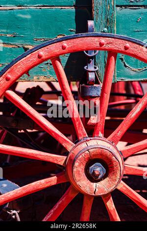 Nahaufnahme des alten Wagenrads; Gouldings Trading Post; Monument Valley; Utah: USA Stockfoto