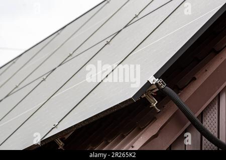 Solarpaneele sind auf einem Gebäude einer öffentlichen medizinischen Klinik in Horenka zu sehen (eine der am meisten zerstörten Städte während des Kampfes um Kiew im März 2022). Das Sonnenkollektorsystem sowie die Wärmepumpe wurden in der Klinik installiert, da das Gebäude nach der Zerstörung im Kampf rekonstruiert wurde. Es geht darum, wichtige öffentliche Institutionen unabhängig von russischem Gas und der möglichen Zerstörung regionaler Kraftwerke zu halten. Umweltschutzorganisationen fordern die Regierung auf, einen grünen Wiederauffüllungsplan umzusetzen. Das Projekt der Horenka-Klinik wurde von Ecoaction geleitet und von Greenpeace gesponsert. Stockfoto