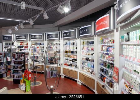 Bruzgi, Belarus - 11. August 2019: parfumeria in Duty free shop Bela Markt Duty Free Showcase am Checkpoint Bruzgi Stockfoto