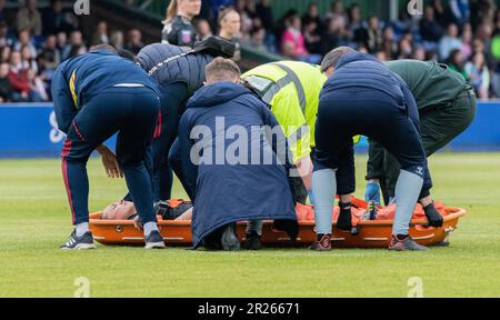 Walton Hall Park, Liverpool, Merseyside, England. 17. Mai 2023 Arsenals Lia Wälti verlässt das Spielfeld mit einer schweren Verletzung, während der Everton Football Club Women V Arsenal Women Football Club im Walton Hall Park in der Women's Super League (WSL)/Barclays Women's Super League (BWSL) stattfindet. (Bild: ©Cody Froggatt/Alamy Live News) Stockfoto