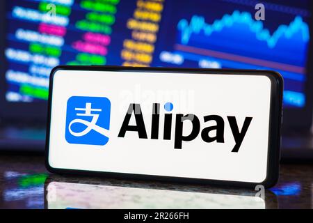 In dieser Abbildung wird das Alipay-Logo auf einem Smartphone-Bildschirm angezeigt. Stockfoto