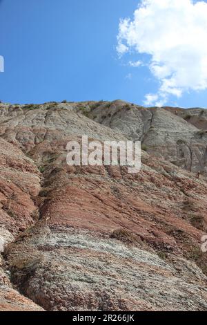 Farbige Berge im Khizi-Viertel, Aserbaidschan. Die Farben des Berges sind auf seine mineralogische Zusammensetzung zurückzuführen. Stockfoto
