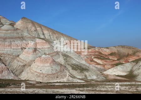 Farbige Berge im Khizi-Viertel, Aserbaidschan. Die Farben des Berges sind auf seine mineralogische Zusammensetzung zurückzuführen. Stockfoto