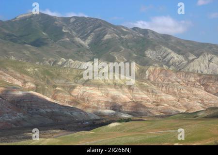 Farbige Berge im Khizi-Viertel, Aserbaidschan. Die Farben des Berges sind auf seine mineralogische Zusammensetzung zurückzuführen. Stockfoto