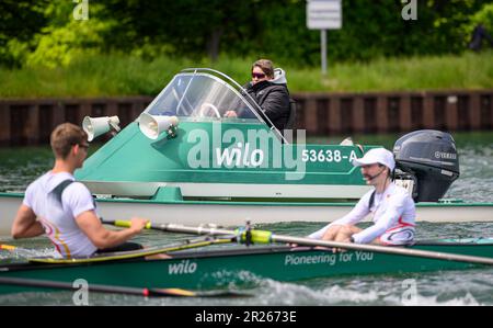 DRV Bundescoachin / Coachin Sabine TSCHAEGE (Tschage) in einem Schlauchboot, vor den Deutschen Männeracht in Aktion mit Steuermann Jonas WIESEN r, Schlagmann Marc KAMMANN. Rudern, Präsentation Deutschland 8., am 17. Mai 2023 in Dortmund. Stockfoto