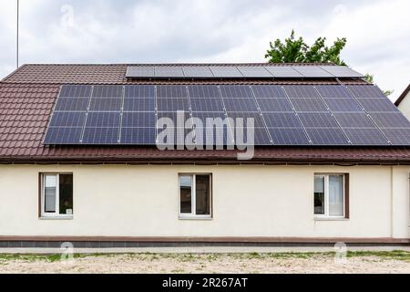 Mai 17, 2023, Horenka, Ukraine: Solarpaneele sind auf einem Gebäude einer öffentlichen medizinischen Klinik in Horenka zu sehen (eine der am meisten zerstörten Städte während des Kampfes um Kiew zu verteidigen im März 2022). Das Sonnenkollektorsystem sowie die Wärmepumpe wurden in der Klinik installiert, da das Gebäude nach der Zerstörung im Kampf rekonstruiert wurde. Es geht darum, wichtige öffentliche Institutionen unabhängig von russischem Gas und der möglichen Zerstörung regionaler Kraftwerke zu halten. Umweltschutzorganisationen fordern die Regierung auf, einen grünen Wiederauffüllungsplan umzusetzen. Das Projekt der Horenka-Klinik wurde von Ecoaction und spo geleitet Stockfoto