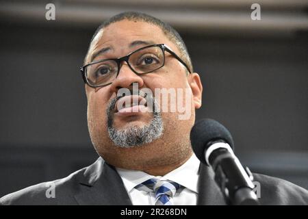New York, Usa. 17. Mai 2023. Staatsanwalt Alvin Bragg hält eine Rede und nimmt an der Pressekonferenz Teil. Eric Adams, Bürgermeister von New York City, Generalstaatsanwalt Letitia James, Manhattan District Attorney Alvin Bragg, Queens County District Attorney Melinda Katz und Strafverfolgungsbeamte geben eine Ankündigung zur öffentlichen Sicherheit im Zusammenhang mit Diebstahl im Einzelhandel in New York City ab. Die Veranstaltung fand in der West 125. Street in New York City statt. Kredit: SOPA Images Limited/Alamy Live News Stockfoto