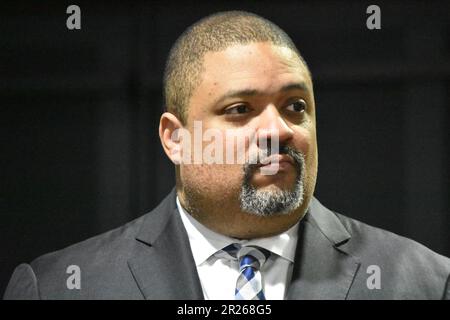 New York, Usa. 17. Mai 2023. Staatsanwalt Alvin Bragg hält eine Rede und nimmt an der Pressekonferenz Teil. Eric Adams, Bürgermeister von New York City, Generalstaatsanwalt Letitia James, Manhattan District Attorney Alvin Bragg, Queens County District Attorney Melinda Katz und Strafverfolgungsbeamte geben eine Ankündigung zur öffentlichen Sicherheit im Zusammenhang mit Diebstahl im Einzelhandel in New York City ab. Die Veranstaltung fand in der West 125. Street in New York City statt. Kredit: SOPA Images Limited/Alamy Live News Stockfoto