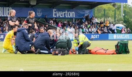 Walton Hall Park, Liverpool, Merseyside, England. 17. Mai 2023 Arsenal's Lia Wälti hat beim Everton Football Club Women V Arsenal Women Football Club im Walton Hall Park in der Women's Super League (WSL)/Barclays Women's Super League (BWSL) mit einer schweren Verletzung das Spielfeld erreicht. (Bild: ©Cody Froggatt/Alamy Live News) Stockfoto