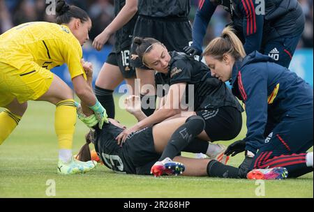 Walton Hall Park, Liverpool, Merseyside, England. 17. Mai 2023 Arsenal's Lia Wälti hat beim Everton Football Club Women V Arsenal Women Football Club im Walton Hall Park in der Women's Super League (WSL)/Barclays Women's Super League (BWSL) mit einer schweren Verletzung das Spielfeld erreicht. (Bild: ©Cody Froggatt/Alamy Live News) Stockfoto