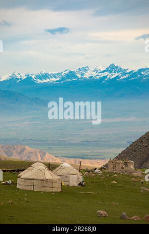 Kirgisische traditionelle Jurten in einem Hochgebirge nahe Kol-Ukok im Tian-Shan-Gebirge Kirgisistans. Stockfoto