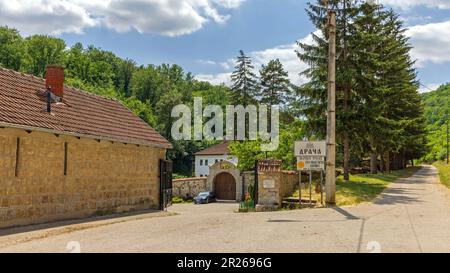 Kragujevac, Serbien - 26. Mai 2022: Eingangstor zum Frauenklosterkomplex Draca in der Nähe von Kragujevac sonniger Frühlingstag. Stockfoto