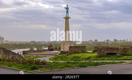 Belgrad, Serbien - 09. April 2022: Victor Monument Landmark am Kalemegdan Park Festung Frühling. Stockfoto