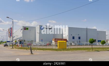 Kragujevac, Serbien - 26. Mai 2022: Chinesische Automobilfabrik Yanfeng Manufacturing Facility Building in der CTP Park Industrial Zone. Stockfoto