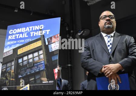 New York, Usa. 17. Mai 2023. Staatsanwalt Alvin Bragg hält eine Rede und nimmt an der Pressekonferenz Teil. Eric Adams, Bürgermeister von New York City, Generalstaatsanwalt Letitia James, Manhattan District Attorney Alvin Bragg, Queens County District Attorney Melinda Katz und Strafverfolgungsbeamte geben eine Ankündigung zur öffentlichen Sicherheit im Zusammenhang mit Diebstahl im Einzelhandel in New York City ab. Die Veranstaltung fand in der West 125. Street in New York City statt. (Foto: Kyle Mazza/SOPA Images/Sipa USA) Guthaben: SIPA USA/Alamy Live News Stockfoto