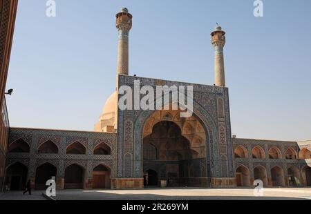 Die Jameh Moschee befindet sich in der iranischen Provinz Isfahan und wurde im 9. Jahrhundert erbaut. Stockfoto