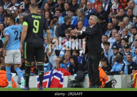 Manchester, Großbritannien. 17. Mai 2023. Carlo Ancelotti Manager von Real Madrid gibt seinen Spielern während des UEFA Champions League Semi-Final Second Leg Manchester City vs Real Madrid am 17. Mai 2023 im Etihad Stadium, Manchester, Großbritannien (Foto von Mark Cosgrove/News Images) am 5./17. Mai 2023 in Manchester, Großbritannien, Anweisungen. (Foto: Mark Cosgrove/News Images/Sipa USA) Guthaben: SIPA USA/Alamy Live News Stockfoto