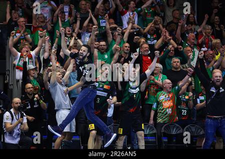 Magdeburg, Deutschland. 17. Mai 2023. Handball: Champions League, SC Magdeburg - Wisla Plock, Endrunde, K.O.-Runde, Viertelfinale, zweite Beine, GETEC-Arena. Magdeburgs Trainer Bennet Wiegert springt jubelnd nach dem letzten Pfeifen auf. Kredit: Ronny Hartmann/dpa-Zentralbild/dpa/Alamy Live News Stockfoto