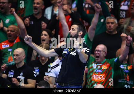 Magdeburg, Deutschland. 17. Mai 2023. Handball: Champions League, SC Magdeburg - Wisla Plock, Endrunde, K.O.-Runde, Viertelfinale, zweite Beine, GETEC-Arena. Magdeburgs Trainer Bennet Wiegert jubelt. Kredit: Ronny Hartmann/dpa-Zentralbild/dpa/Alamy Live News Stockfoto