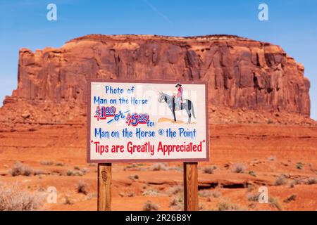 Schild für Fotos von man on a Horse; John Ford's Point; Navajo Tribal Park; Monument Valley; Utah; USA Stockfoto