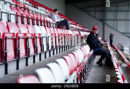 West Ham United-Fans auf den Tribünen vor dem Barclays Women's Super League-Spiel im Chigwell Construction Stadium, London. Bilddatum: Mittwoch, 17. Mai 2023. Stockfoto