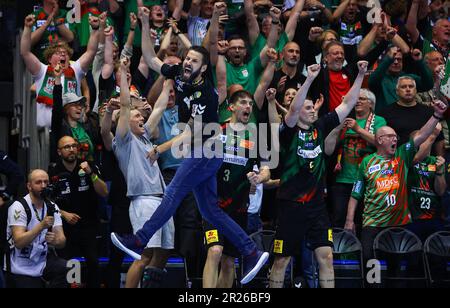 Magdeburg, Deutschland. 17. Mai 2023. Handball: Champions League, SC Magdeburg - Wisla Plock, Endrunde, K.O.-Runde, Viertelfinale, zweite Beine, GETEC-Arena. Magdeburgs Trainer Bennet Wiegert springt jubelnd nach dem letzten Pfeifen auf. (Recrop) Kredit: Ronny Hartmann/dpa-Zentralbild/dpa/Alamy Live News Stockfoto