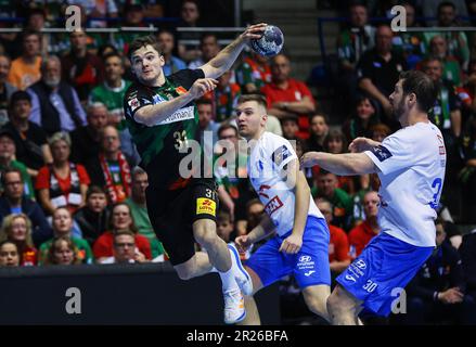 Magdeburg, Deutschland. 17. Mai 2023. Handball: Champions League, SC Magdeburg - Wisla Plock, Endrunde, K.O.-Runde, Viertelfinale, zweite Beine, GETEC-Arena. Magdeburgs Kay Smits (l) wirft das Tor vor den Spielern Tin Lucin (M) und Mirsad Terzic. Kredit: Ronny Hartmann/dpa-Zentralbild/dpa/Alamy Live News Stockfoto