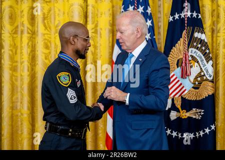 Washington, Vereinigte Staaten Von Amerika. 17. Mai 2023. Washington, Vereinigte Staaten von Amerika. 17. Mai 2023. US-Präsident Joe Biden, richtig, gratuliert Houston Police Sergeant Kendrick Simpo mit der Public Safety Officer Medal of Valor während einer Zeremonie im East Room des Weißen Hauses, 17. Mai 2023 in Washington, DC die Medaille ist die höchste Auszeichnung für einen Beauftragten für öffentliche Sicherheit für Tapferkeit. Kredit: Adam Schultz/White House Photo/Alamy Live News Stockfoto