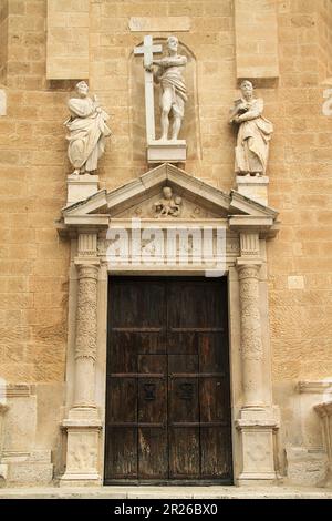 Gravina, Italien. Das südliche Portal der römisch-katholischen Kathedrale, mit den Statuen des auferstandenen Christus, St. Paul und St. Peter an der Stirnseite. Stockfoto