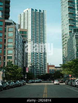 Straße mit modernen Gebäuden, Long Island City, Queens, New York Stockfoto