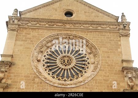 Gravina, Italien. Außenansicht der römisch-katholischen Kathedrale von Gravina. Wunderschöne dekorative Elemente an der Westseite der Fassade. Stockfoto