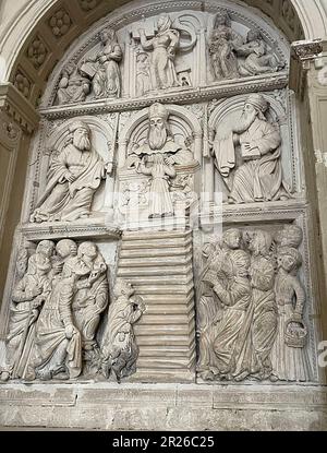 Gravina, Italien. Das Innere der römisch-katholischen Kathedrale. Altar aus dem 15. Jahrhundert der Vorstellung der Jungfrau Maria zum Tempel in Jerusalem. Stockfoto