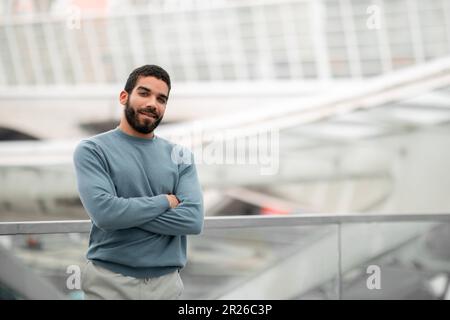 Barmierter Junger Mann Aus Dem Nahen Osten, Der Sich Am Flughafen Quält Stockfoto