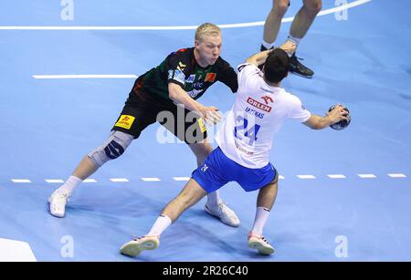 Magdeburg, Deutschland. 17. Mai 2023. Handball: Champions League, SC Magdeburg - Wisla Plock, Endrunde, K.O.-Runde, Viertelfinale, zweite Beine, GETEC-Arena. Magdeburgs Magnus Saugstrup (l) spielt gegen Plocks Gergö Fazekas. Kredit: Ronny Hartmann/dpa-Zentralbild/dpa/Alamy Live News Stockfoto