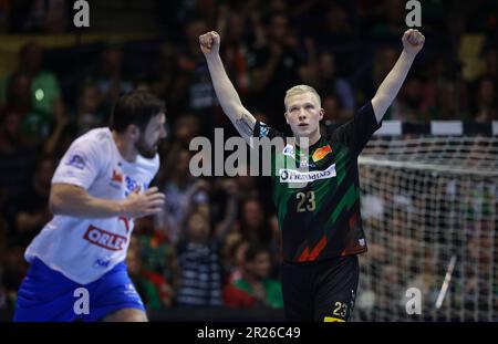 Magdeburg, Deutschland. 17. Mai 2023. Handball: Champions League, SC Magdeburg - Wisla Plock, Endrunde, K.O.-Runde, Viertelfinale, zweite Beine, GETEC-Arena. Magdeburgs Magnus Saugstrup (r) jubelt. Kredit: Ronny Hartmann/dpa-Zentralbild/dpa/Alamy Live News Stockfoto