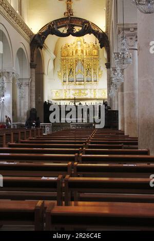 Gravina, Italien. Innenraum der römisch-katholischen Kathedrale. Das zentrale Schiff und das Pfarrhaus. Stockfoto