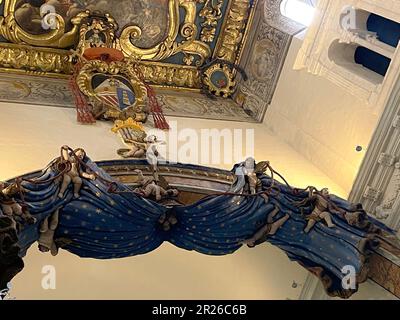 Gravina, Italien. Innenraum der römisch-katholischen Kathedrale. Der Triumphbogen mit einem blauen Stucksoffittchen, unterstützt von Engeln. Stockfoto