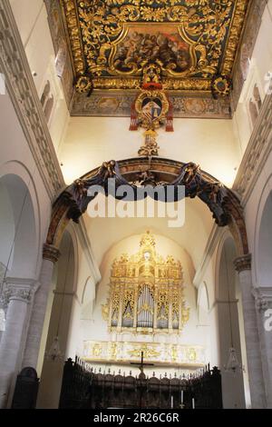 Gravina, Italien. Innenraum der römisch-katholischen Kathedrale. Das zentrale Schiff mit Blick auf die Orgel, die vergoldete Decke und den Triumphbogen. Stockfoto