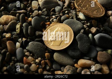Alte Goldmünze, 5 Rubel, russisches Imperium. Antike Goldmünze. Stockfoto