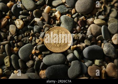 Alte Goldmünze, 5 Rubel, russisches Imperium. Antike Goldmünze. Stockfoto