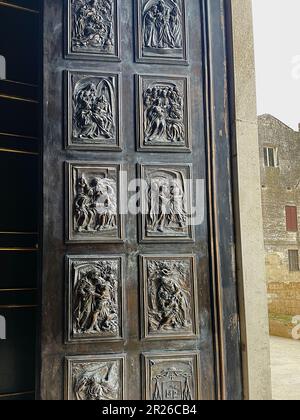 Gravina, Italien. Die wunderschöne Eingangstür in die römisch-katholische Kathedrale von Gravina, mit Basreliefs-Szenen aus dem Neuen Testament in Bronze. Stockfoto