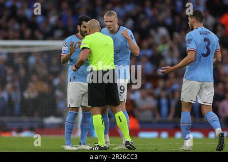 Spieler aus Manchester City appellieren an den Schiedsrichter Szymon Marciniak während des UEFA Champions League Semi-Final Second Leg Manchester City vs Real Madrid im Etihad Stadium, Manchester, Großbritannien, 17. Mai 2023 (Foto: Mark Cosgrove/News Images) Stockfoto