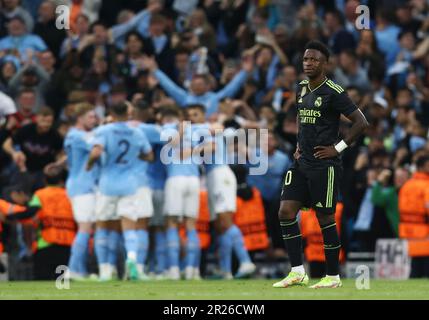 Manchester, Großbritannien. 17. Mai 2023. Vinícius Júnior von Real Madrid spiegelt sich wider, wenn die City-Spieler ihr zweites Tor beim Spiel der UEFA Champions League im Etihad Stadium in Manchester feiern. Der Bildausdruck sollte lauten: Darren Staples/Sportimage Credit: Sportimage Ltd/Alamy Live News Stockfoto